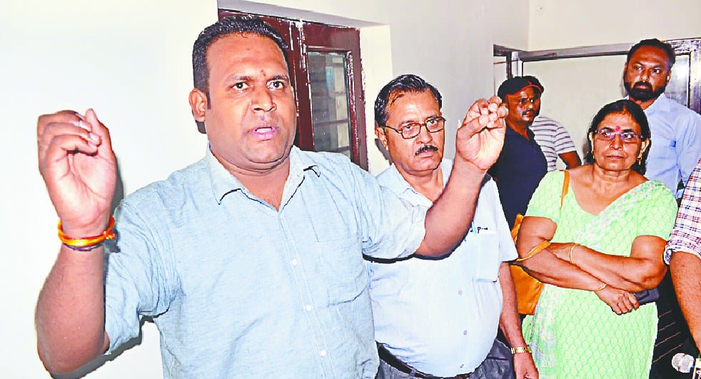 sichaai vibhag ka clerk rishvat lete dhara