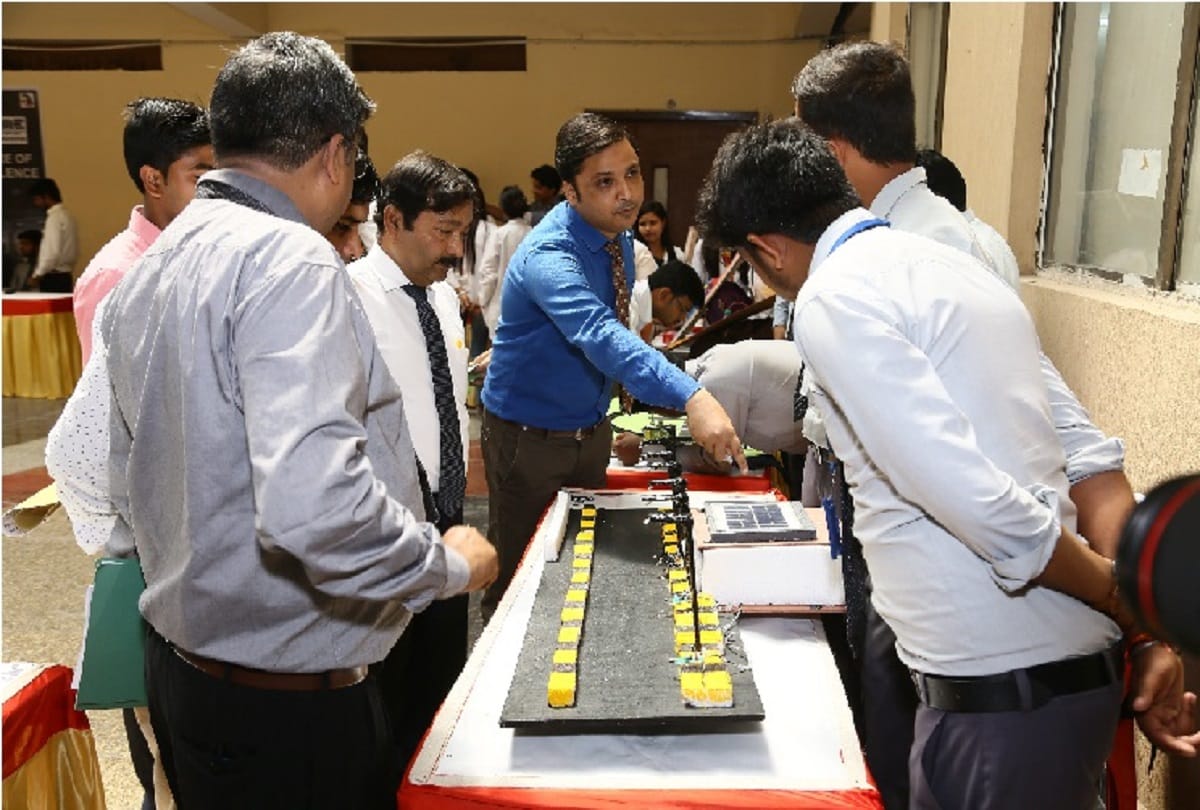 Sanskriti University students made robotic railway crossing model