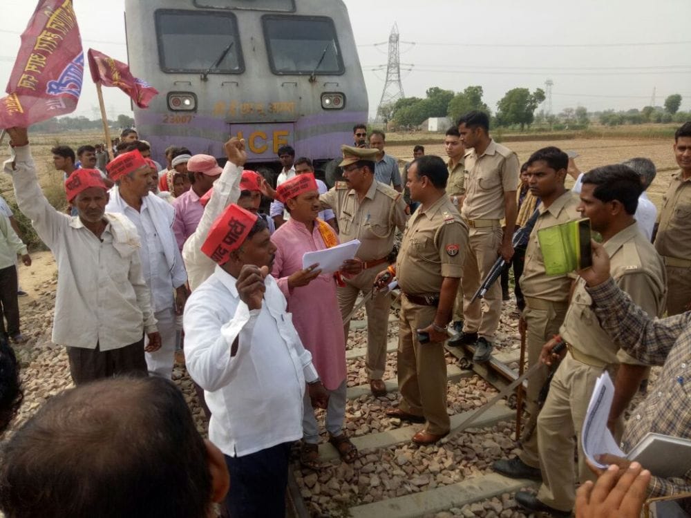 agra stopped the train for reservation of nishad society