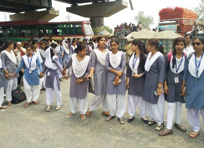 डायट के छात्र छात्राओं ने सड़क जाम कर किया हंगामा