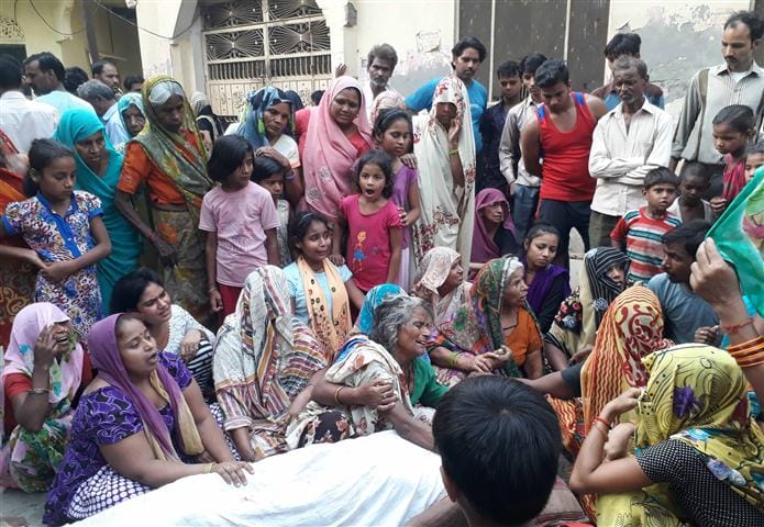 Throwing a farmer into abdominal stomach in Atrauli