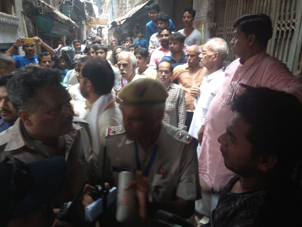 police beaten a man who came kashi vishwanath temple