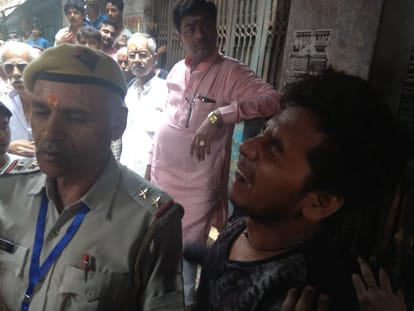 police beaten a man who came kashi vishwanath temple