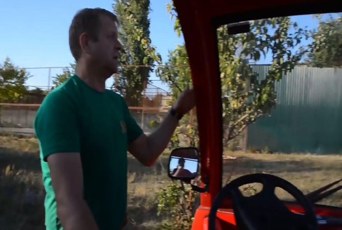 Video Being Viral of a zookeeper Who uses slipper to control lions