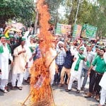 रामपुर के आंबेडकर पार्क में पुतला फूंकते भाकियू (भानु) के कार्यकर्ता। -अमर उजाला