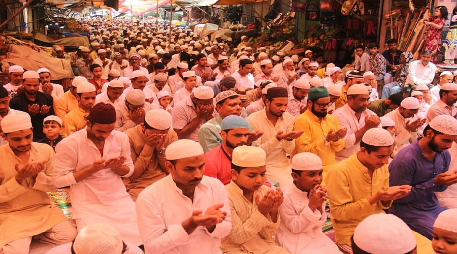 workers demanded prayers for the country on faith and jumma ki namaz