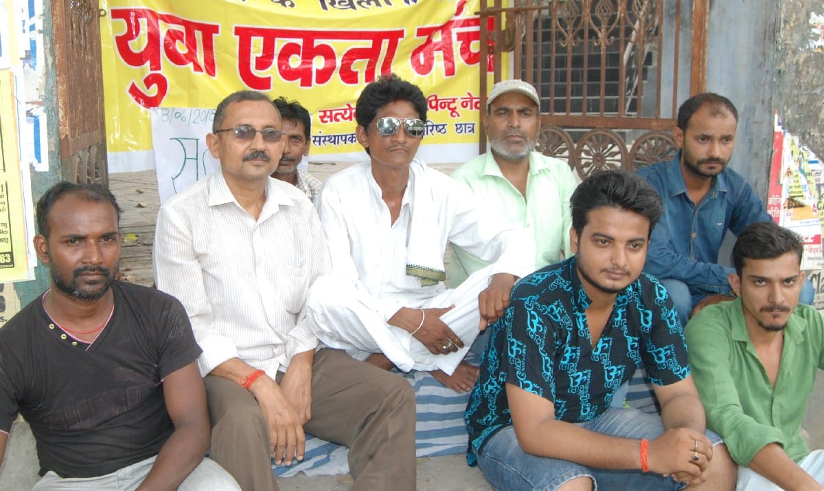 पानी के लिए ट्यूबेल कालोनी में लोगों का सत्याग्रह