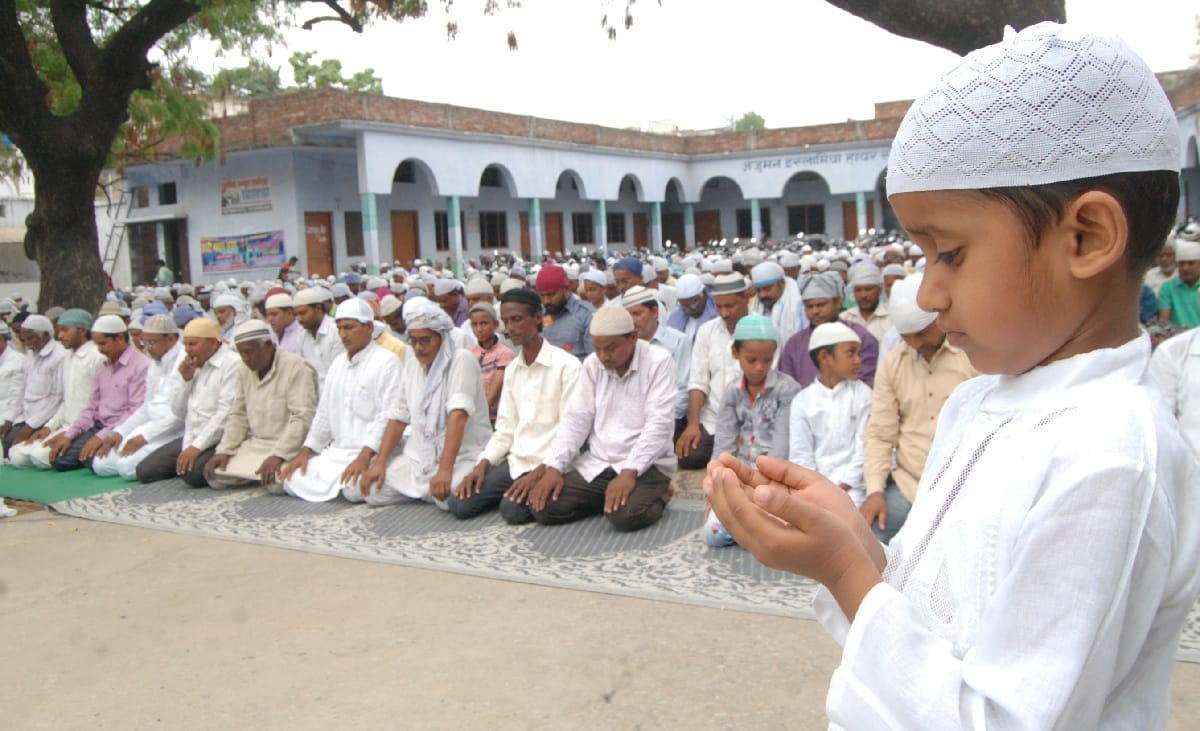 अमन चैन की दुआ संग पूरी हुई अलविदा की नमाज