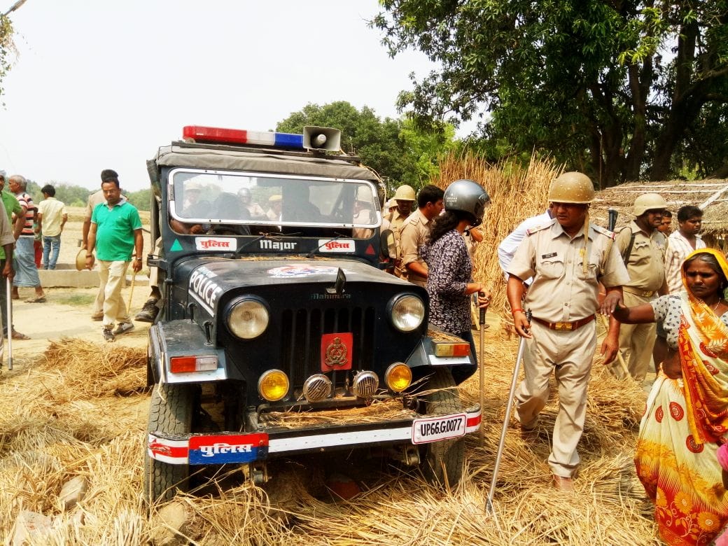 villagers attack on bhadohi police when he enter in village