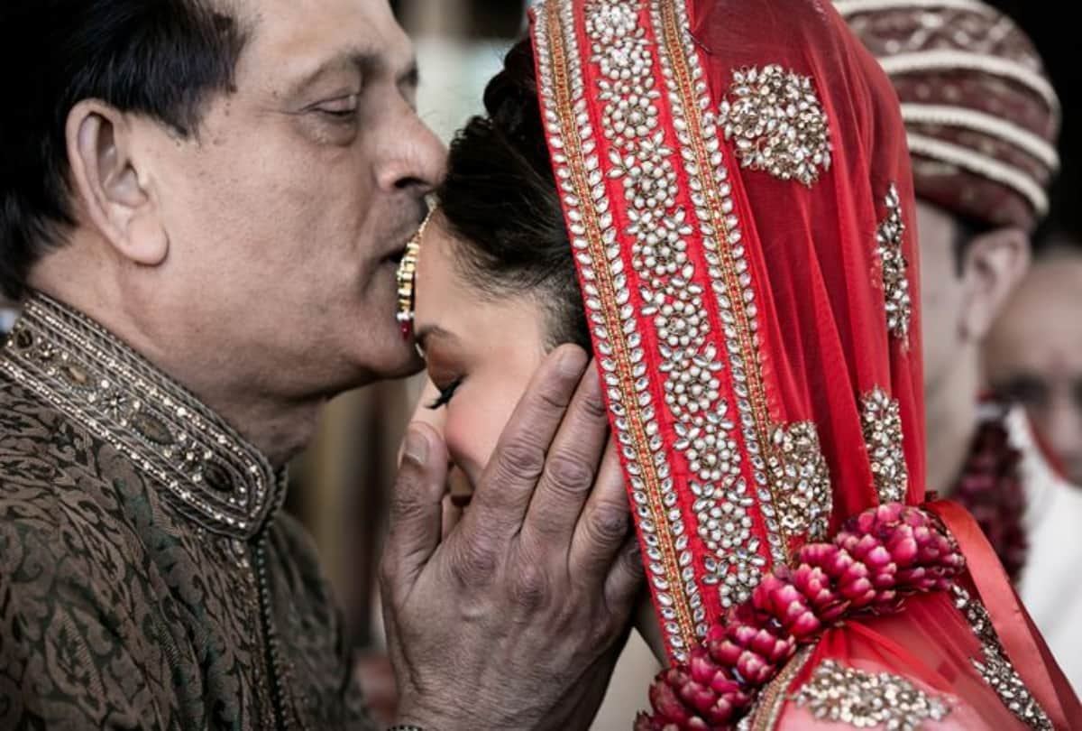 parents emotional dialogue to convince their daughter for marriage