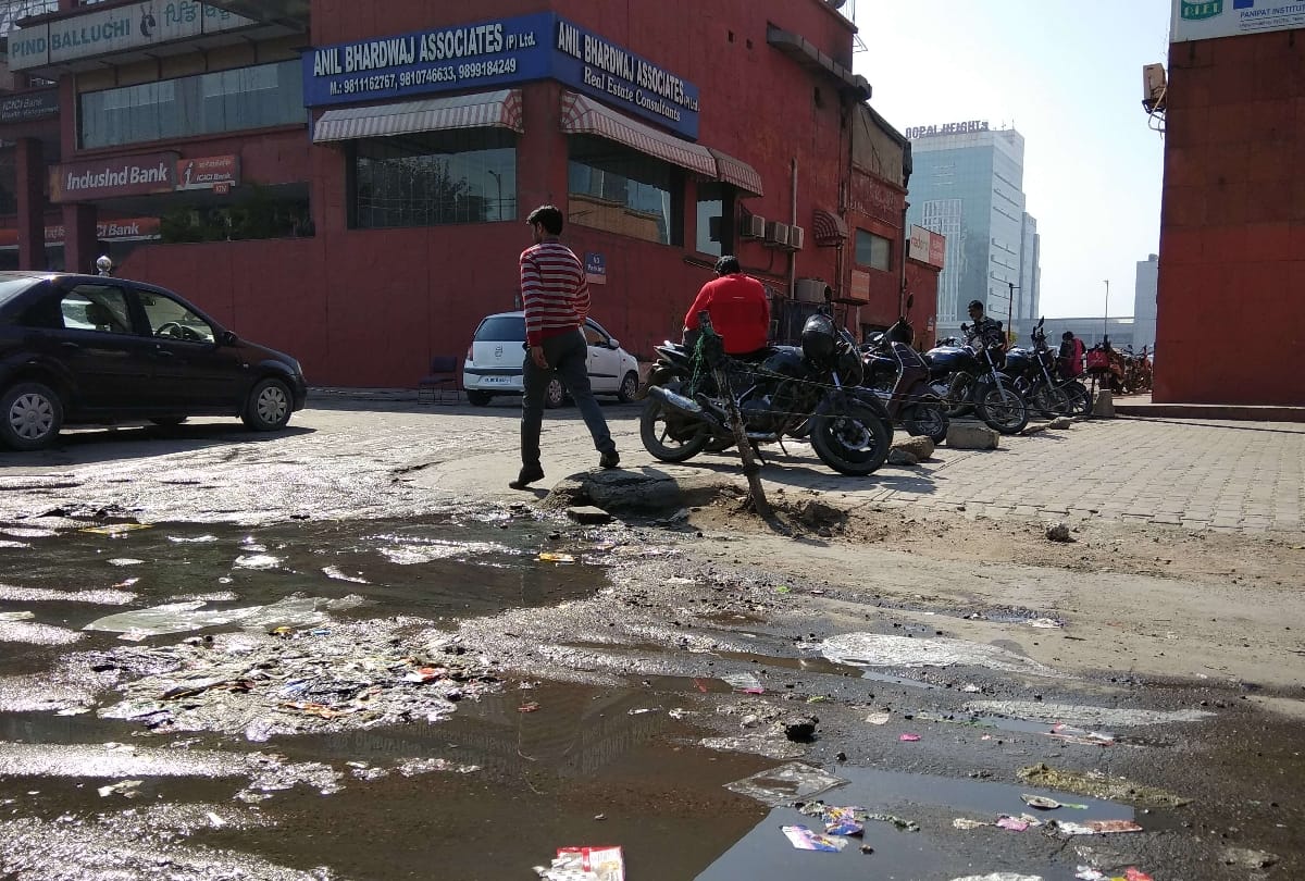aap mla asking question Against aap party for clean gutter in delhi