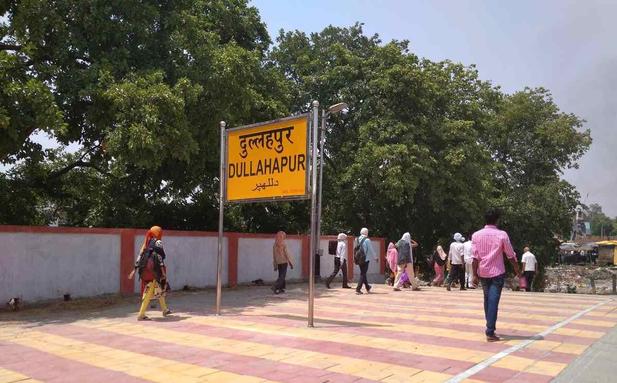 Newly married bride crying for help at railway station