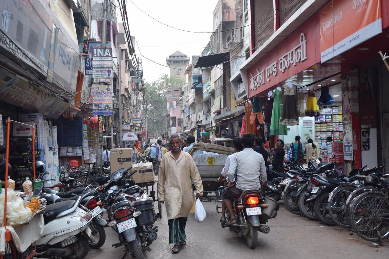 अतिक्रमण की मार झेल रहा नगर