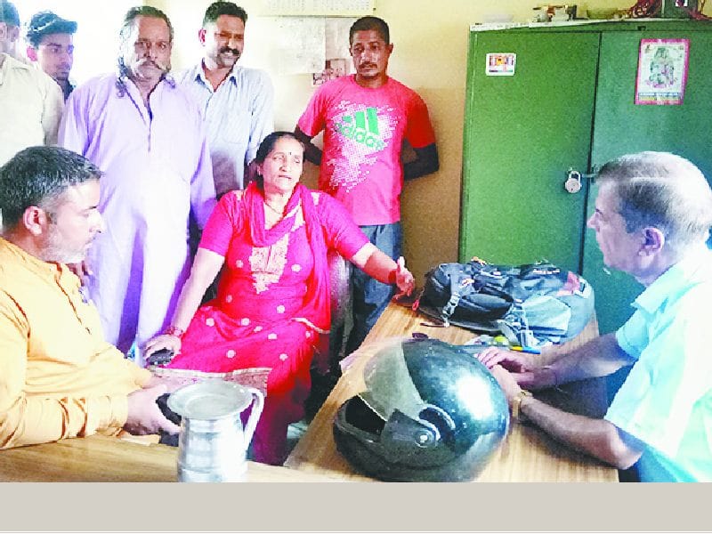 ग्रामीणों का कनिष्ठ अभियंता के कार्यालय के बाहर धरना प्रदर्शन