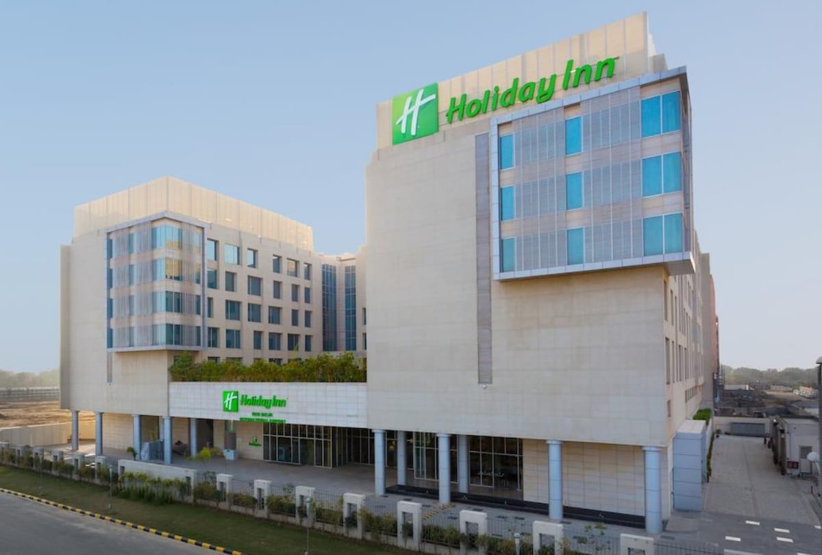 delhi: 18 year old girl found dead in hotel holiday inn bathroom came with boyfriend