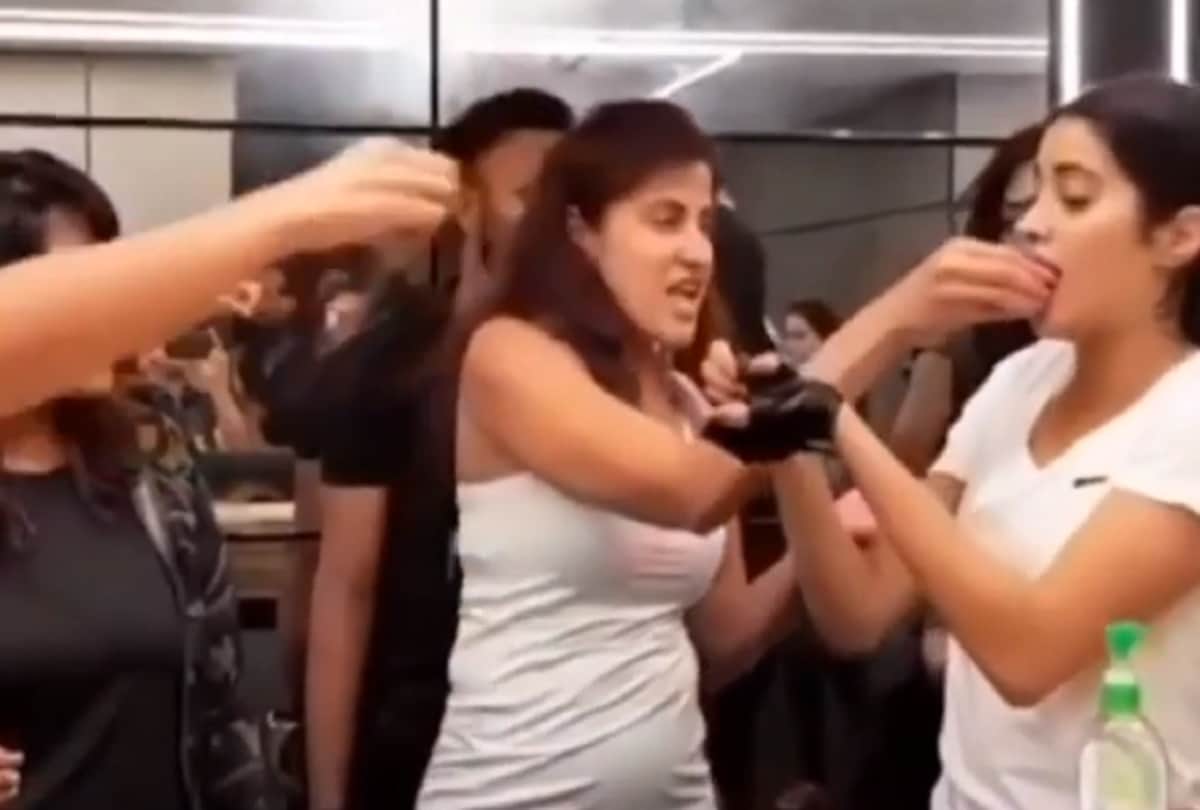  Katrina Kaif feed a piece of cake to Janhvi Kapoor in gym