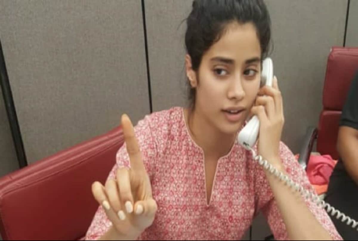  Katrina Kaif feed a piece of cake to Janhvi Kapoor in gym