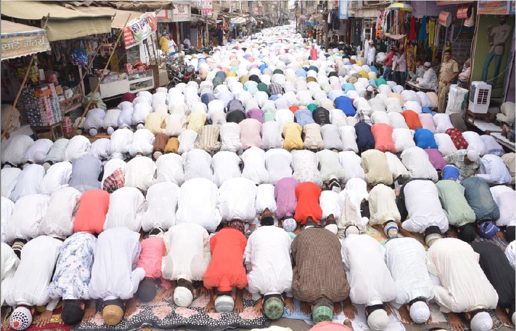 मुल्क और कौम की तरक्की को उठे हाथ