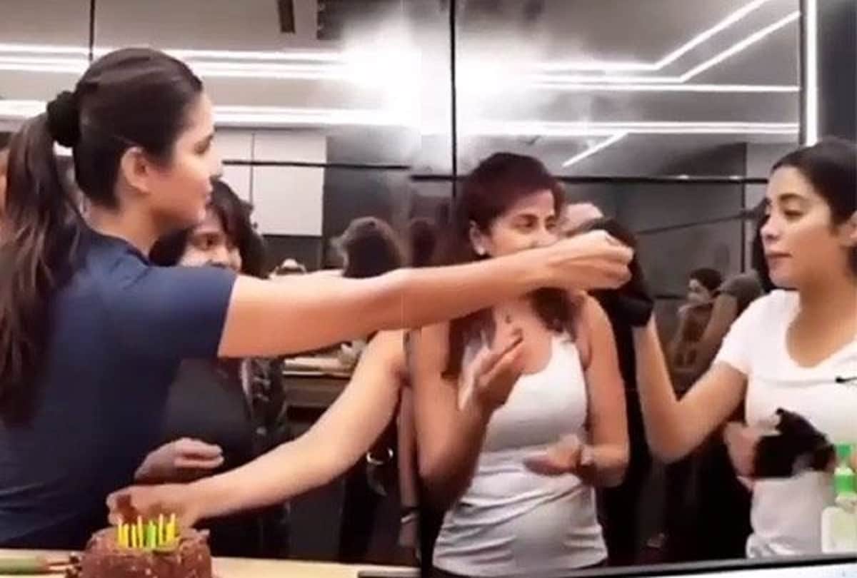  Katrina Kaif feed a piece of cake to Janhvi Kapoor in gym