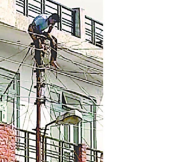 man climbed electric pole, police on sweat