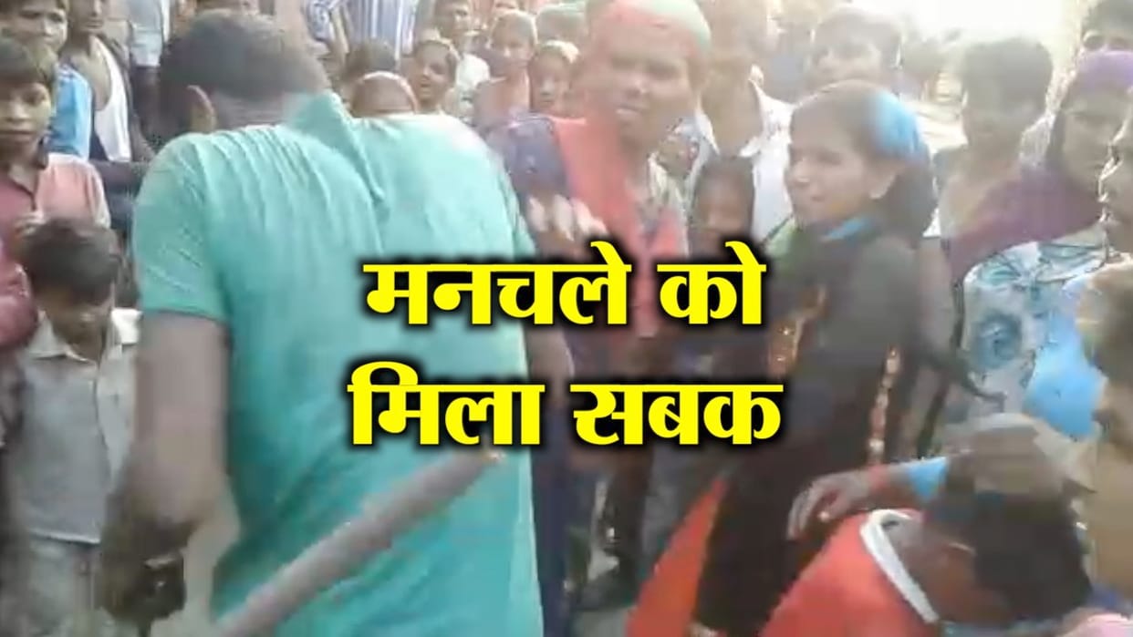 a girl beat a man in the middle of the road in Kanpur, threw her slippers on the road