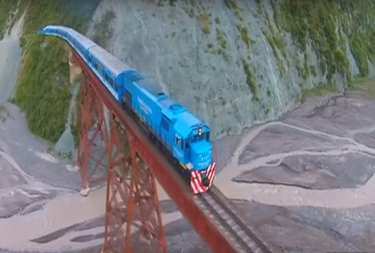 Most Dangerous railway track of the world 
