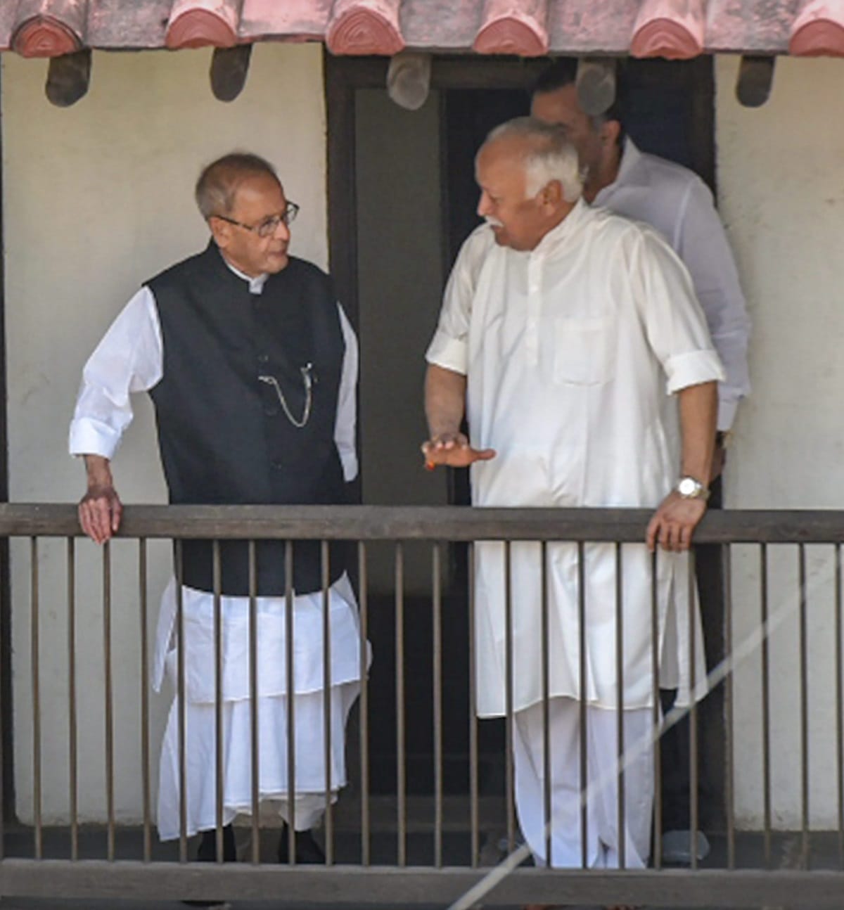Former president Pranab Mukherjee with RSS chief Mohan Bhagwat at convocation ceremony in Nagpur