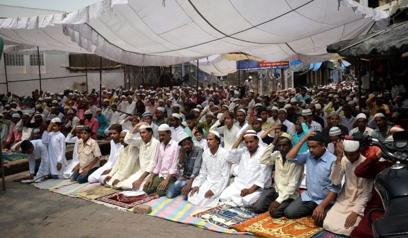 कड़ी सुरक्षा के बीच अदा की अलविदा जुमे की नमाज