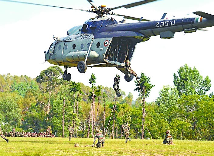 Jupiter descended from helicopter on the battlefield