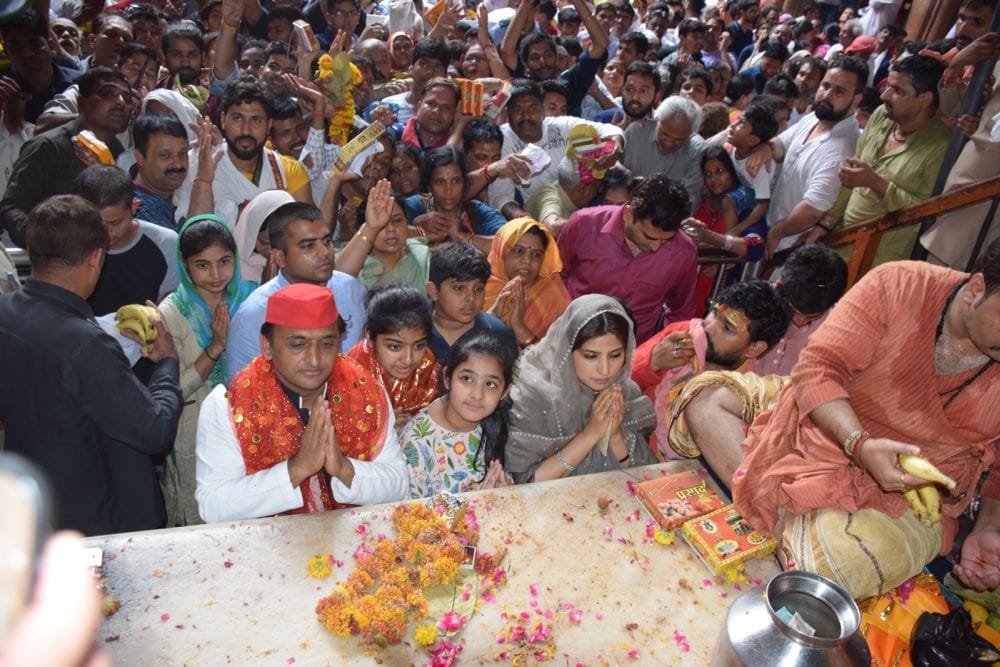 पूर्व मुख्यमंत्री अखिलेश ने परिवार के साथ किए बांकेबिहारी के दर्शन
