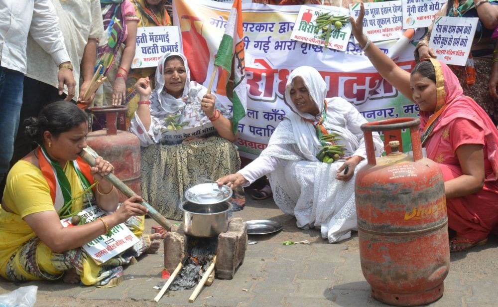 होलीगेट पर चूल्हा जलाकर किया प्रदर्शन