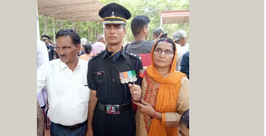 हमीरपुर के परोल गांव निवासी सतीश सेना में बने लेफ्टिनेंट