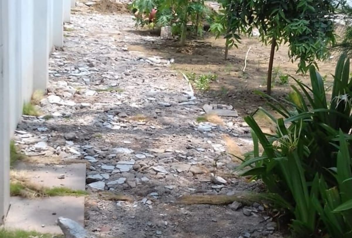 akhilesh yadav destroyed properties of his sarkari bungalow