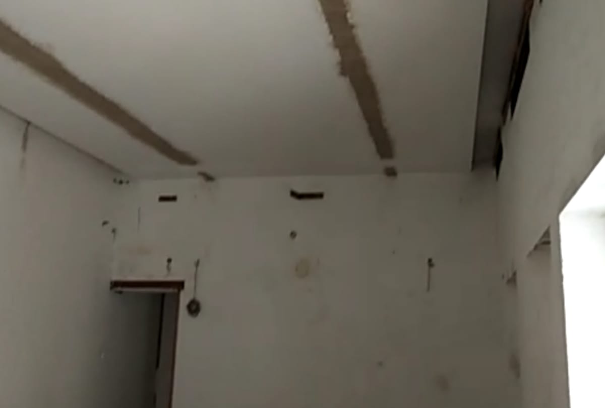akhilesh yadav destroyed properties of his sarkari bungalow