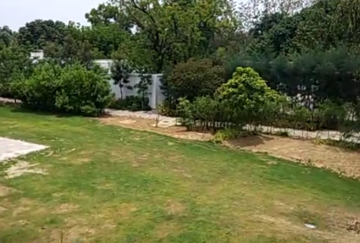 akhilesh yadav destroyed properties of his sarkari bungalow