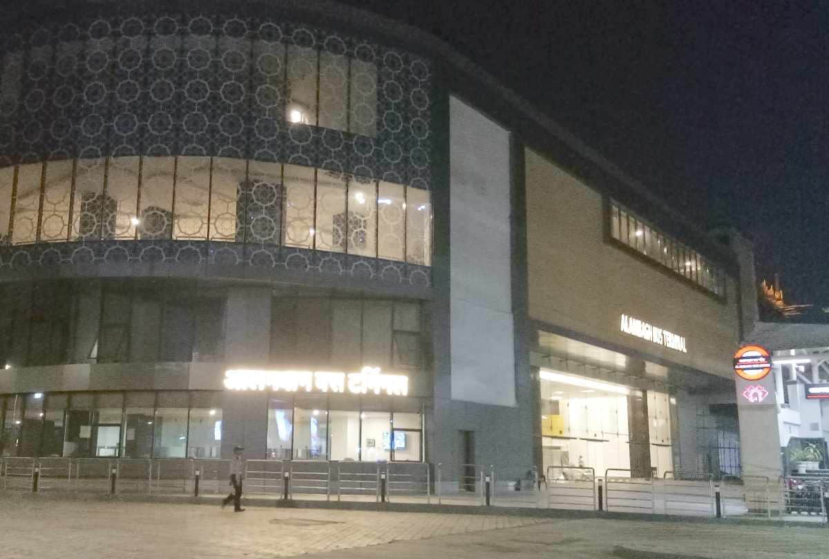 water leakage in newly constructed alambagh bus station