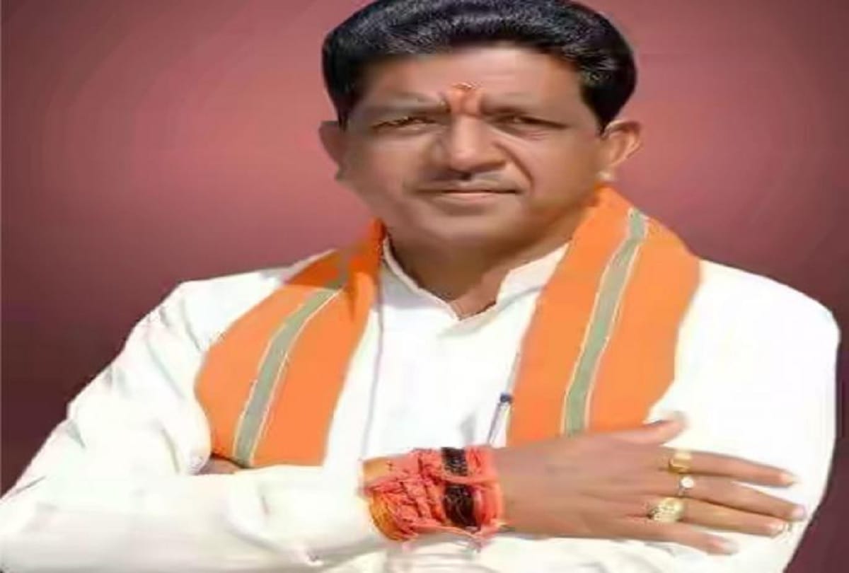 Bharatiya Janata Party MLA Champalal Dewda slapping constable inside a police station at Udaynagar 