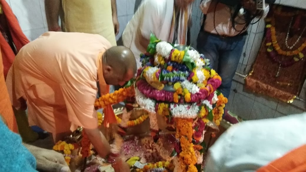 Dispute between two temple priest due to CM yogi donation