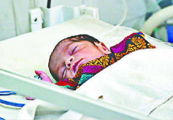 Identification of the mother throwing girl in Gularwali street