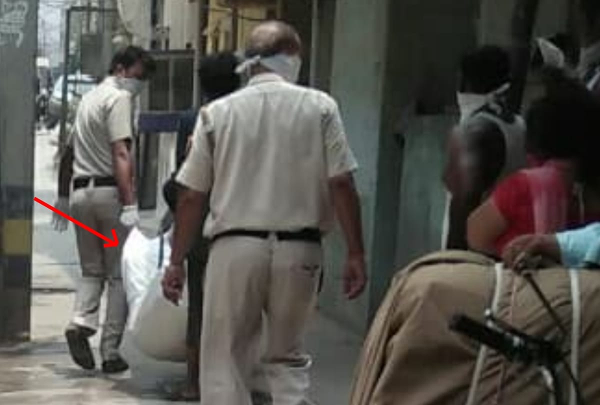 a dead body found in delhi jahangirpuri neighbor inform police after stenches