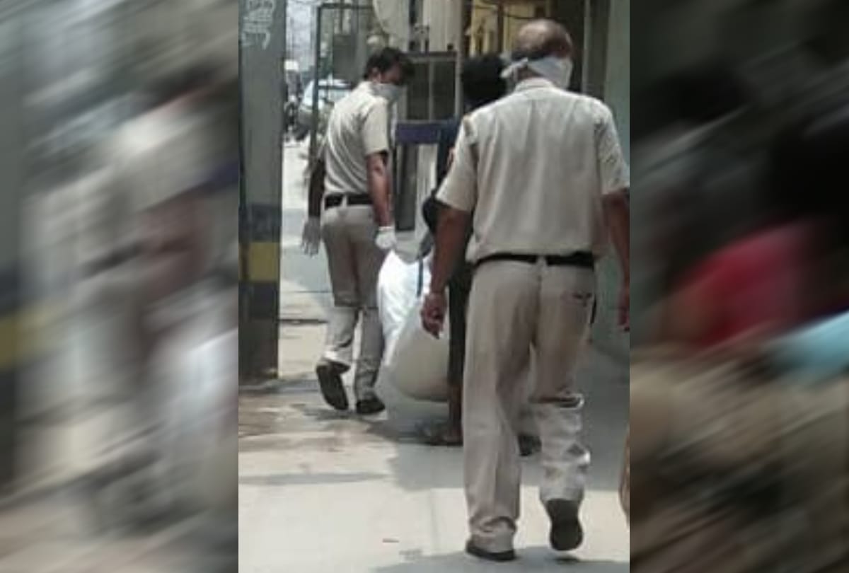 a dead body found in delhi jahangirpuri neighbor inform police after stenches