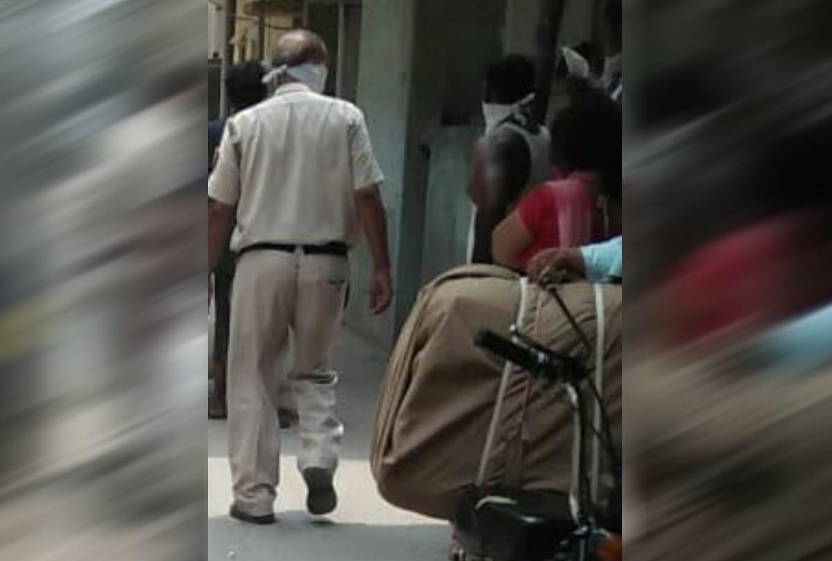 a dead body found in delhi jahangirpuri neighbor inform police after stenches