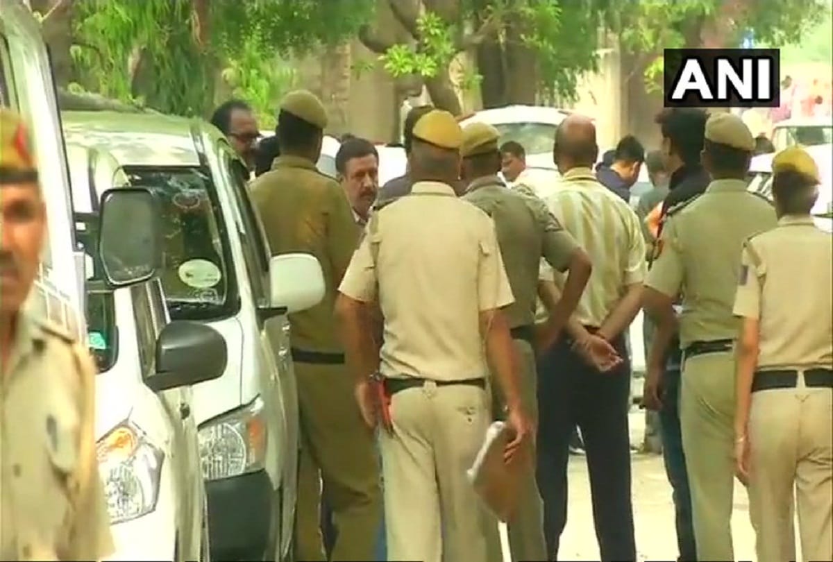 delhi hotel staffer arrested for peeping in guest room read full story