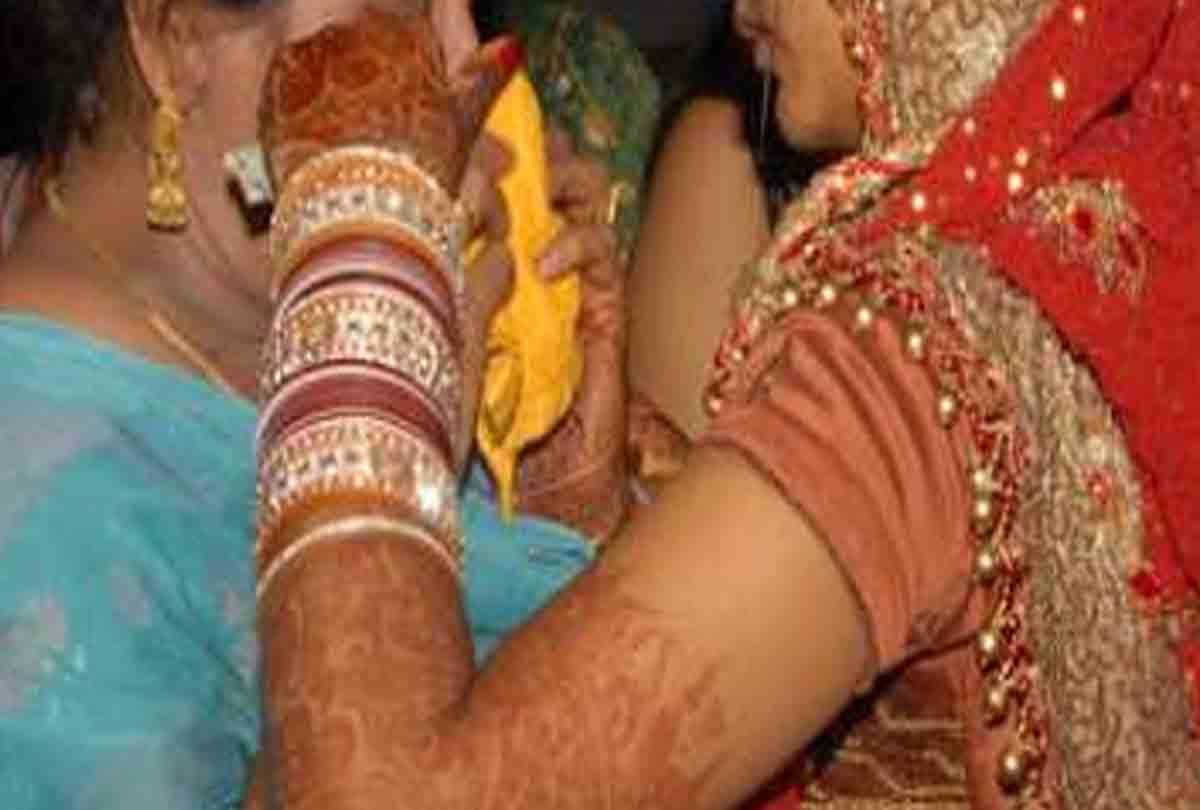 woman broke  bride's mangalsutra