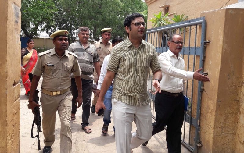 डीएम ने सीवीओ कार्यालय पर मारा छापा