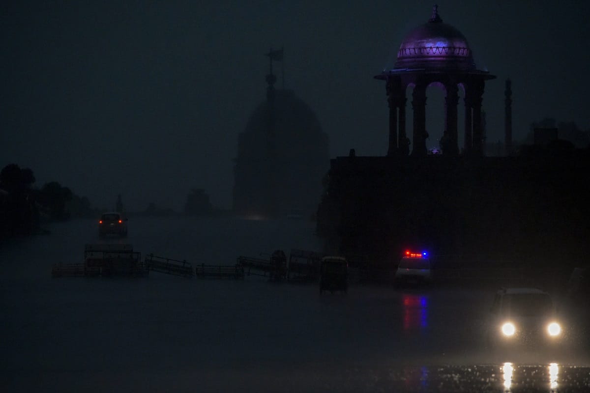  A sudden change in weather marked by dust storm & strong winds hit Delhi