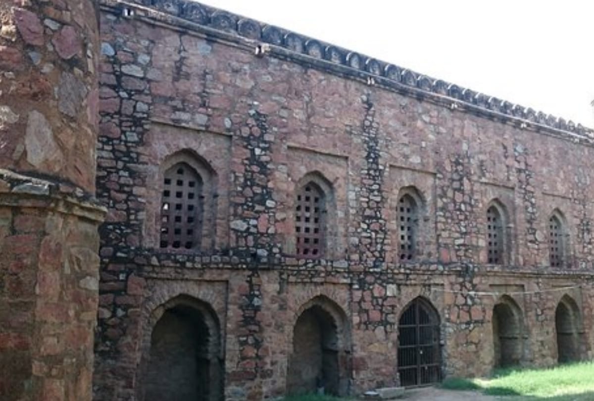 masjid word is repeatedly painted from board of khirki masjid for last 1 and half year in delhi