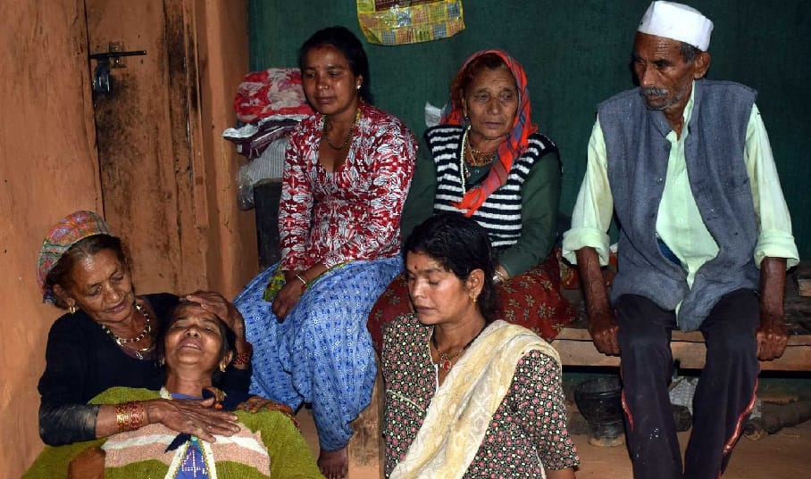 A mother lying unconscious to hear the news of the death of a piece of litter