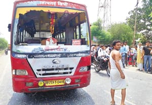 Postman killed by collision of roadways bus
