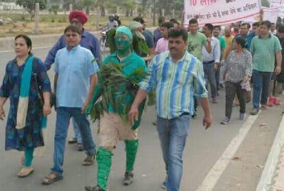 noida sector 123 public protest Unique way for dumping ground